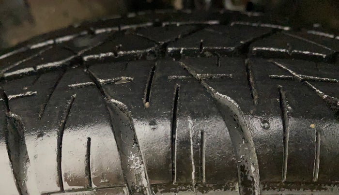 2014 Maruti Swift VXI, Petrol, Manual, 71,034 km, Left Front Tyre Tread