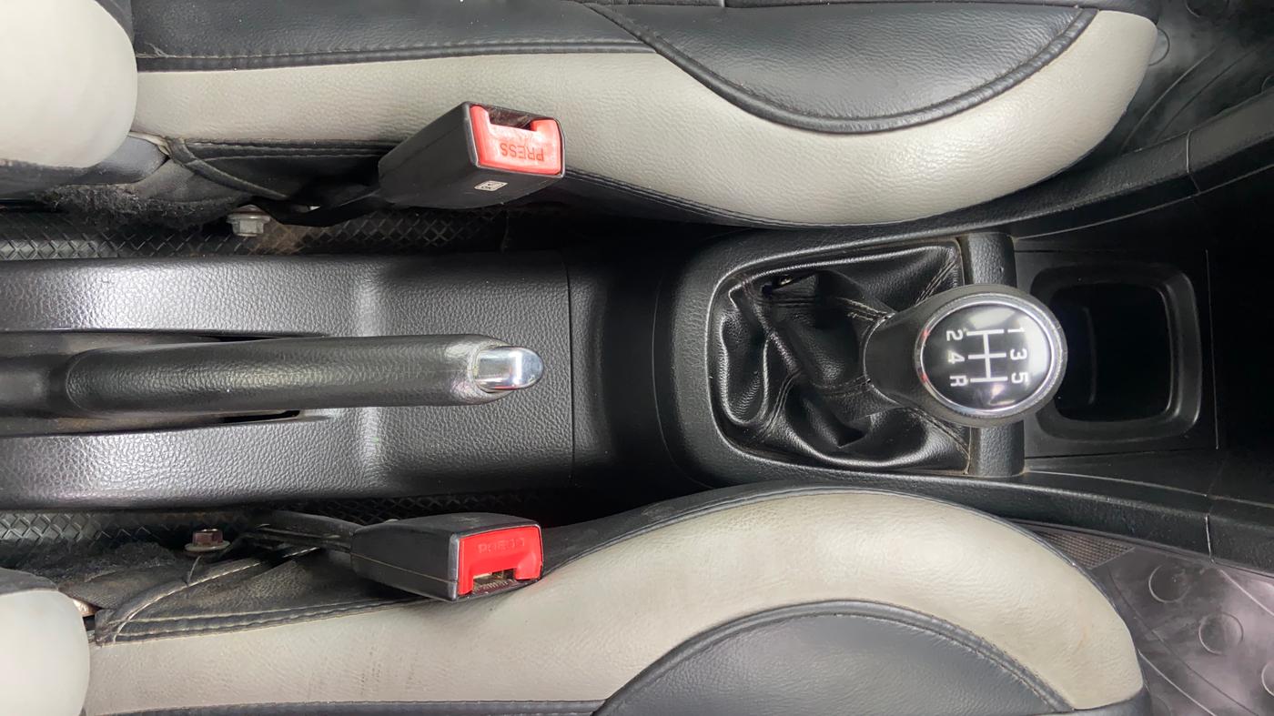 2014 Maruti Swift ZDI, Diesel, Manual, 1,25,070 km, Gear Lever