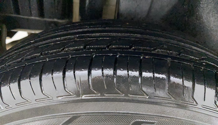 2014 Maruti Swift VXI, Petrol, Manual, 78,218 km, Right Rear Tyre Tread