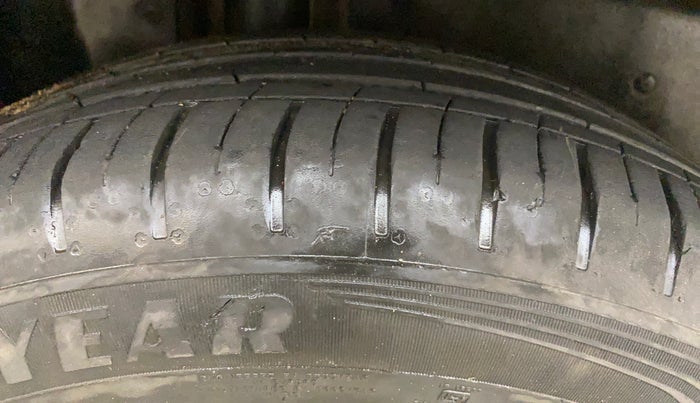 2023 MG HECTOR PLUS SHARP 2.0 DIESEL TURBO MT 6-STR, Diesel, Manual, 32,977 km, Right Rear Tyre Tread