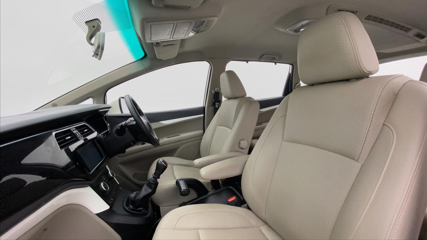 2018 Mahindra MARAZZO M8 7 STR, Diesel, Manual, 83,809 km, Right Side Front Door Cabin