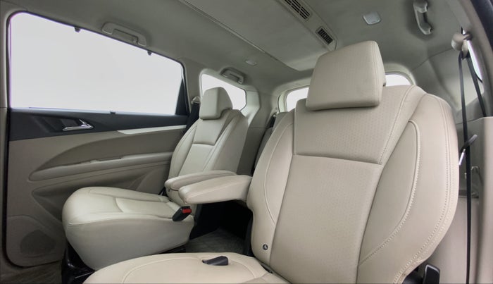2018 Mahindra MARAZZO M8 7 STR, Diesel, Manual, 83,809 km, Right Side Rear Door Cabin
