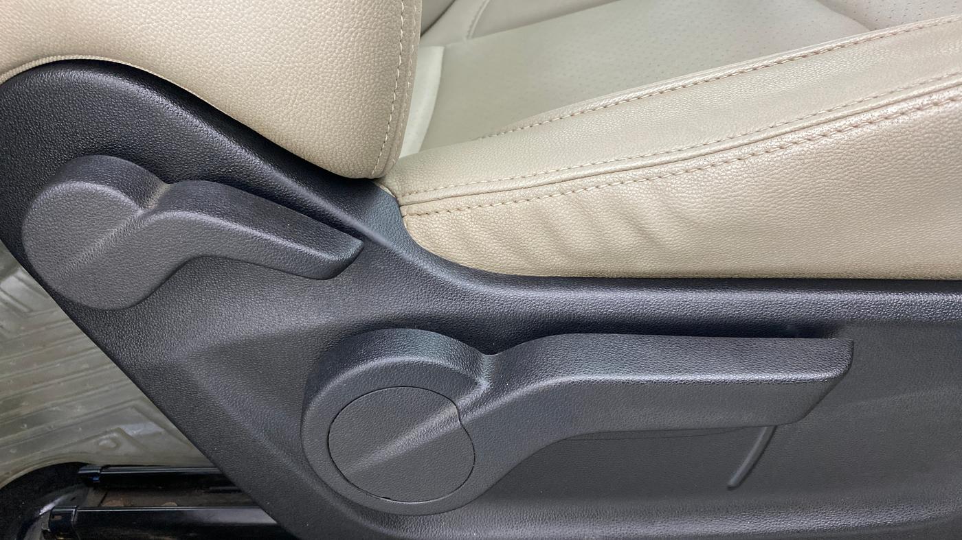 2018 Mahindra MARAZZO M8 7 STR, Diesel, Manual, 83,809 km, Driver Side Adjustment Panel