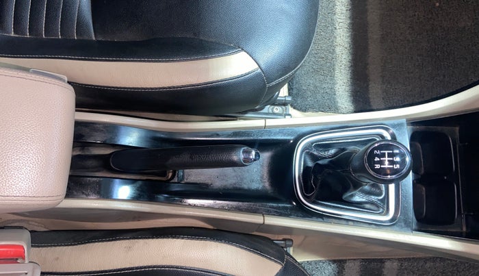2017 Maruti Ciaz ZDI SHVS, Diesel, Manual, 64,319 km, Gear Lever