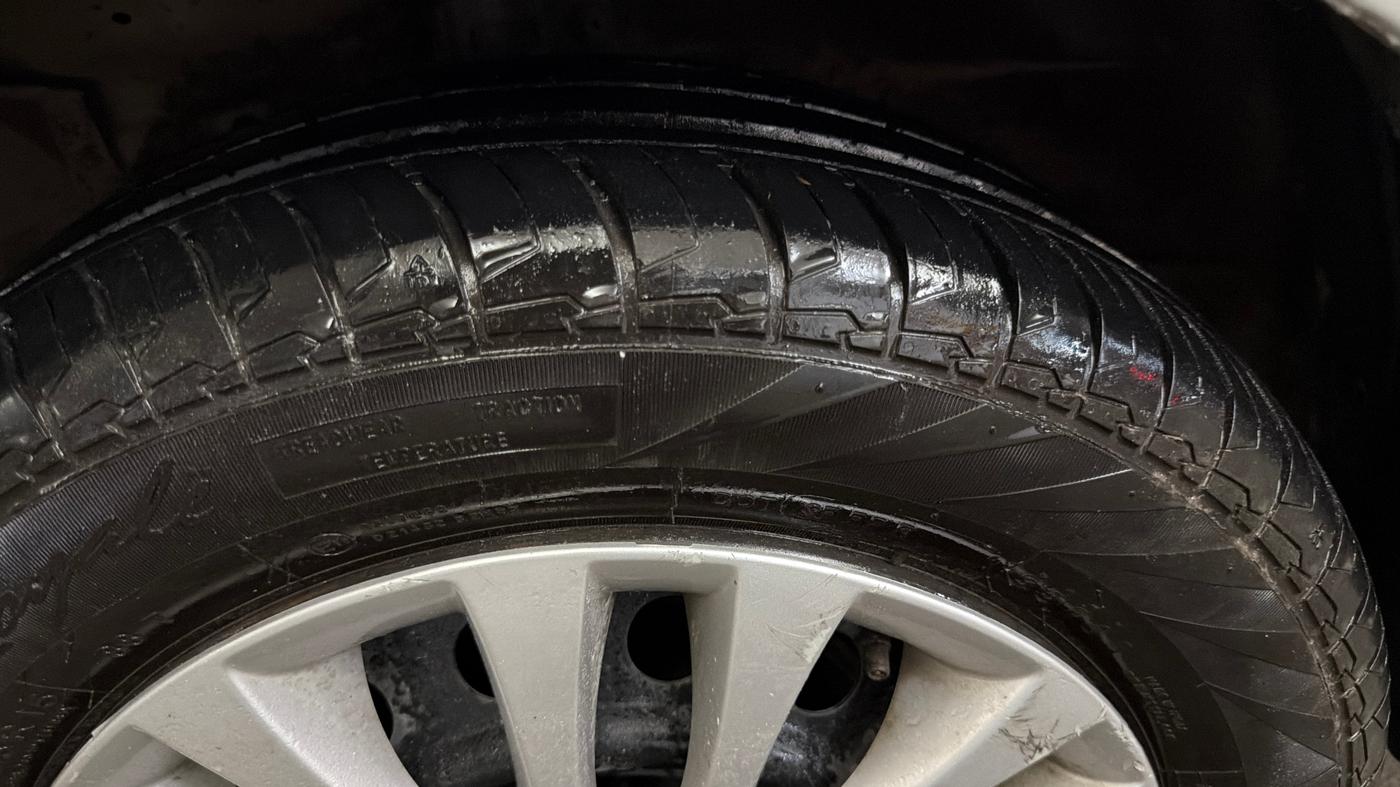 2015 Maruti Ciaz VXI+, Petrol, Manual, 92,577 km, Left Front Tyre Tread