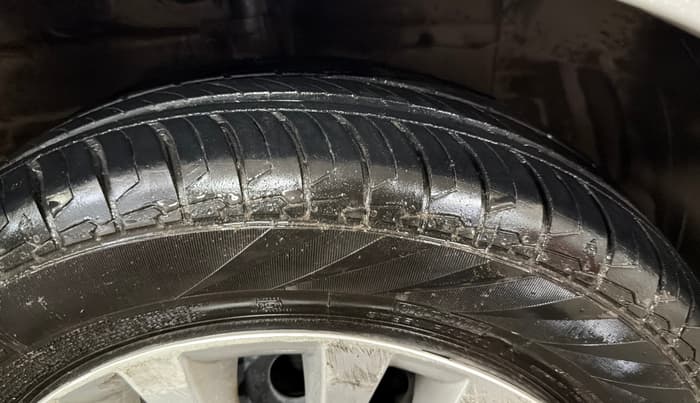 2015 Maruti Ciaz VXI+, Petrol, Manual, 92,577 km, Right Front Tyre Tread