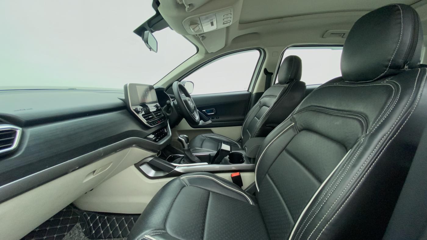 2021 Tata Safari XTA + 2.0 KRYOTEC, Diesel, Automatic, 10,659 km, Right Side Front Door Cabin