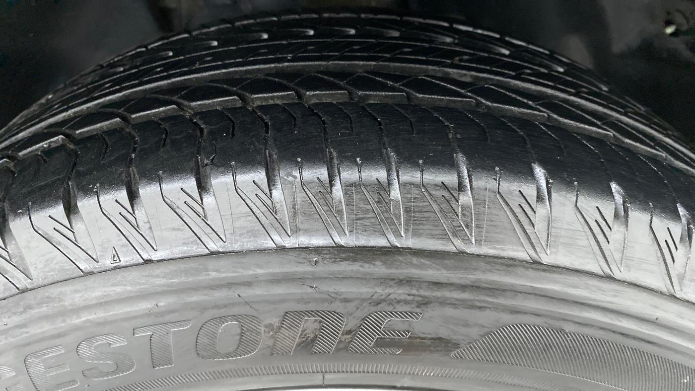 2021 Tata Safari XTA + 2.0 KRYOTEC, Diesel, Automatic, 10,659 km, Right Front Tyre Tread