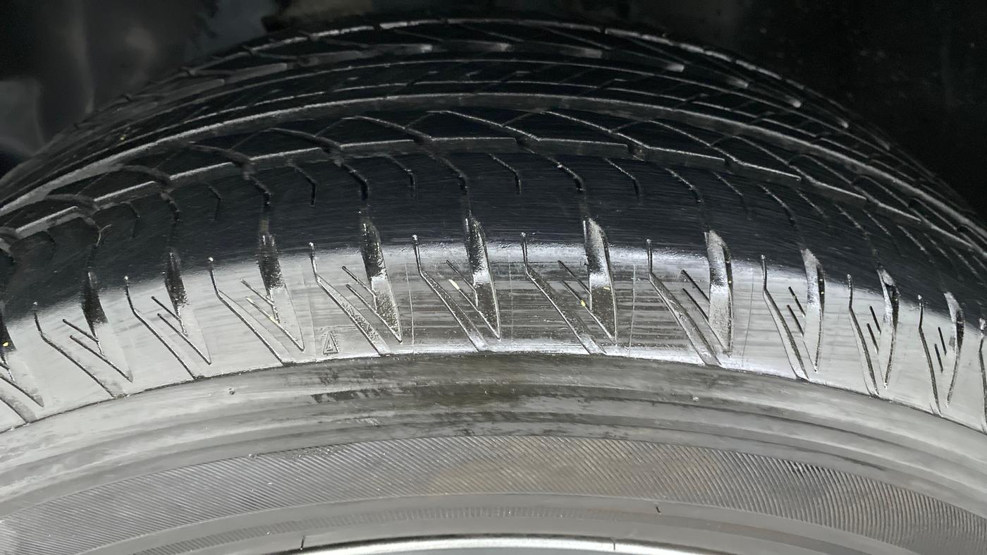 2021 Tata Safari XTA + 2.0 KRYOTEC, Diesel, Automatic, 10,659 km, Left Front Tyre Tread