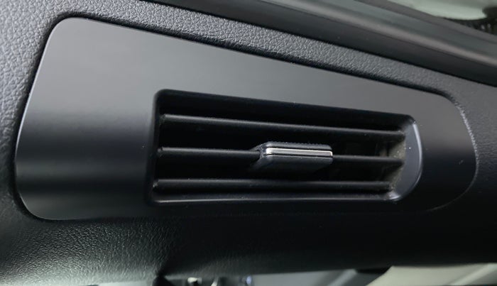 2021 Tata Safari XTA + 2.0 KRYOTEC, Diesel, Automatic, 10,659 km, Rear AC Vents