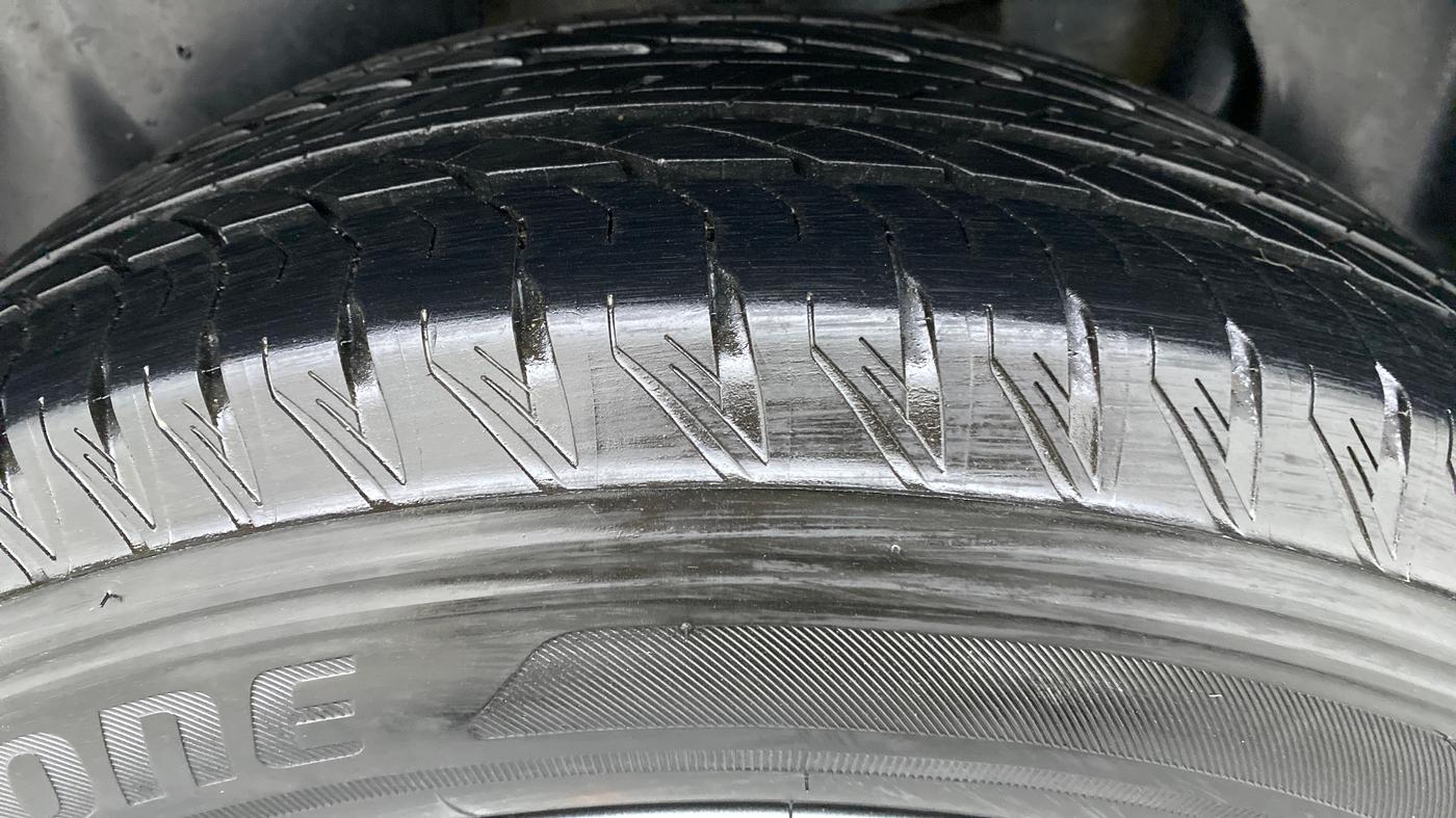2021 Tata Safari XTA + 2.0 KRYOTEC, Diesel, Automatic, 10,659 km, Right Rear Tyre Tread