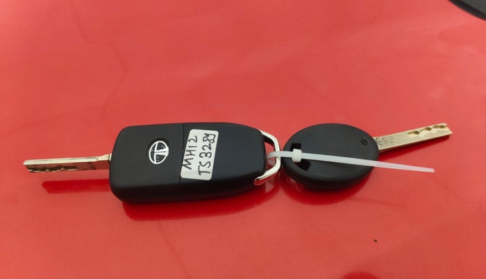 2021 Tata NEXON XMA SUNROOF PETROL, Petrol, Automatic, 43,003 km, Key Close Up