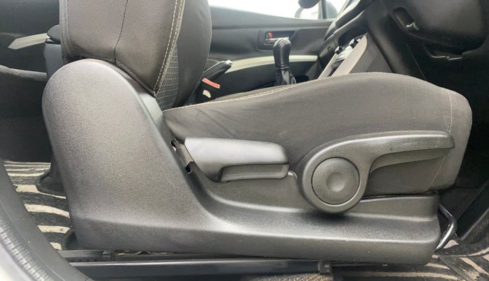 2017 Maruti S Cross ZETA 1.3, Diesel, Manual, 1,05,701 km, Driver Side Adjustment Panel