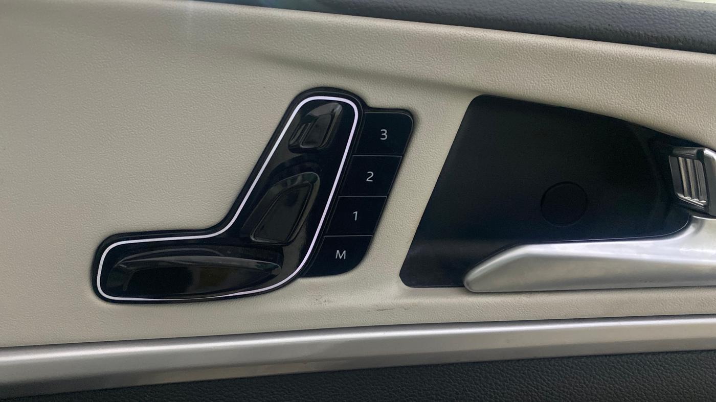 2022 Mahindra XUV700 AX 7 D MT 7 STR, Diesel, Manual, 71,632 km, Driver Side Adjustment Panel