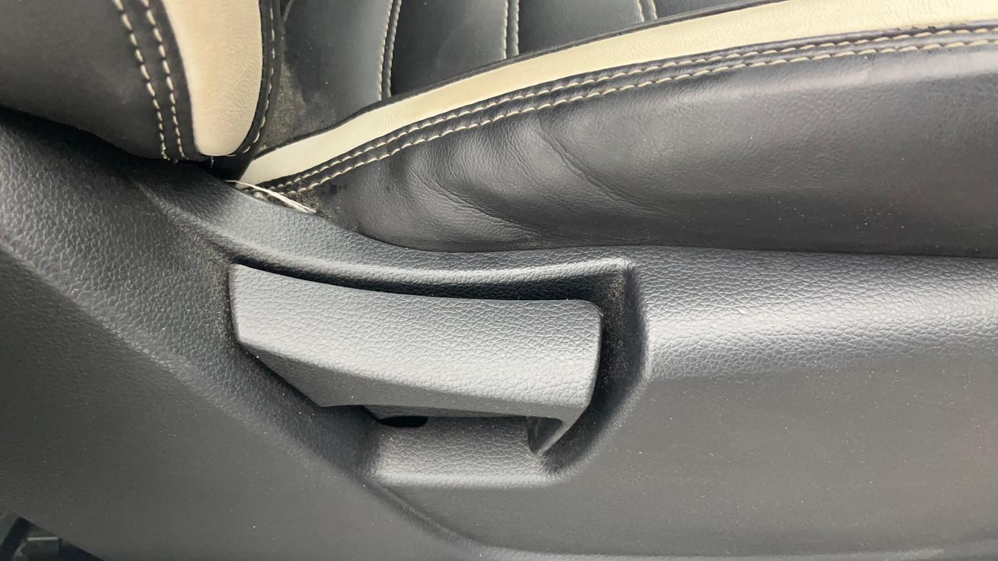 2022 Mahindra XUV300 W6 1.2 PETROL, Petrol, Manual, 20,824 km, Driver Side Adjustment Panel