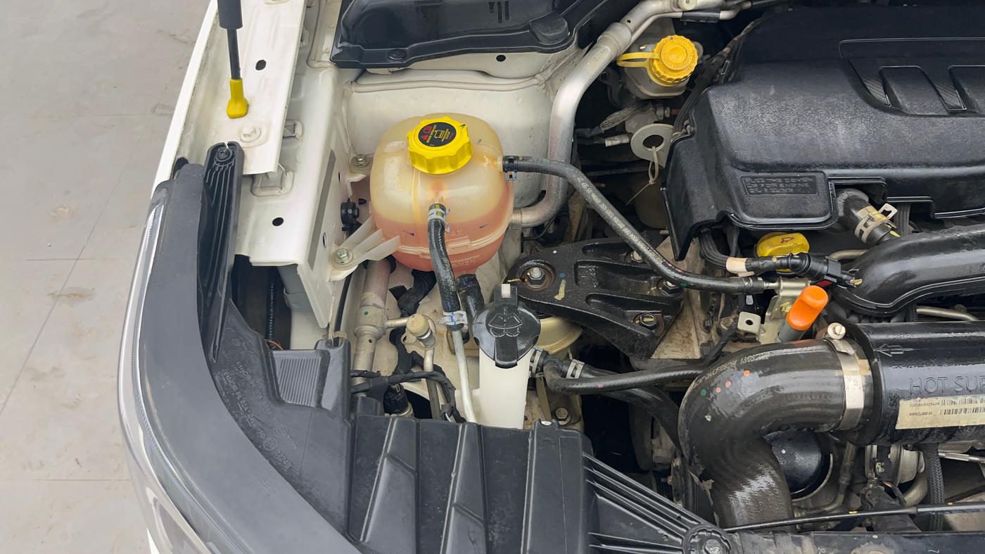 2022 Mahindra XUV300 W6 1.2 PETROL, Petrol, Manual, 20,824 km, Engine View - Right