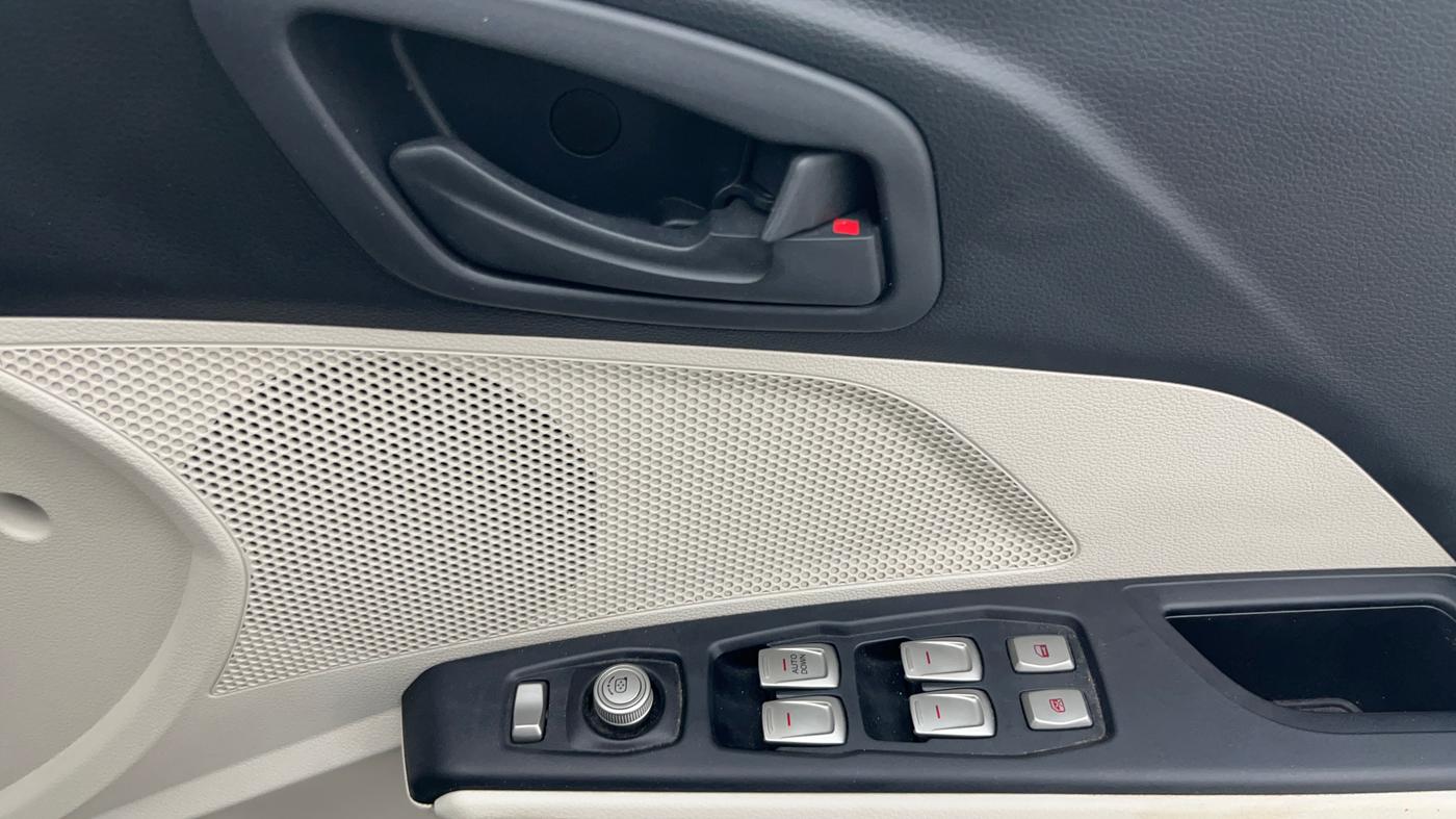 2022 Mahindra XUV300 W6 1.2 PETROL, Petrol, Manual, 20,824 km, Driver Side Door Panels Control