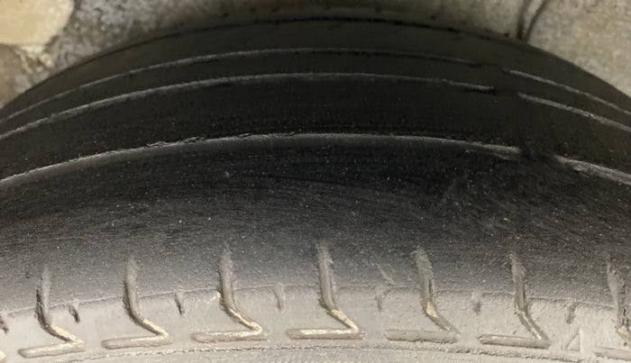 2011 Hyundai i20 ASTA 1.4 AT VTVT, Petrol, Automatic, 1,00,159 km, Right Rear Tyre Tread