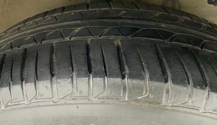 2015 Maruti Ertiga VDI, Diesel, Manual, 79,869 km, Right Front Tyre Tread