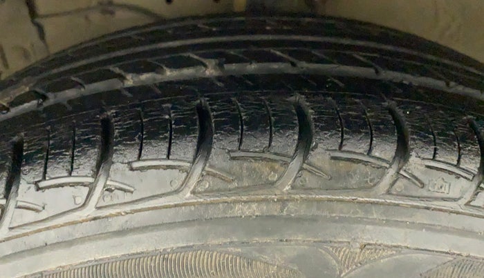 2015 Maruti Ertiga VDI, Diesel, Manual, 79,869 km, Left Front Tyre Tread