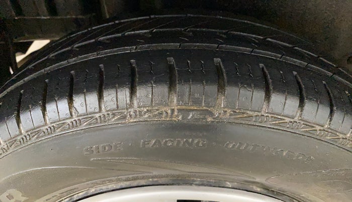 2014 Maruti Swift VXI, Petrol, Manual, 28,038 km, Right Rear Tyre Tread