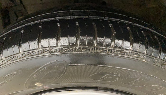 2014 Maruti Swift VXI, Petrol, Manual, 28,038 km, Left Front Tyre Tread