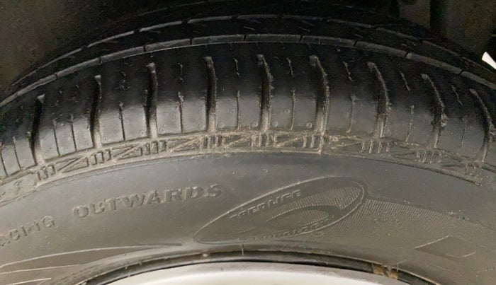 2014 Maruti Swift VXI, Petrol, Manual, 28,038 km, Left Rear Tyre Tread
