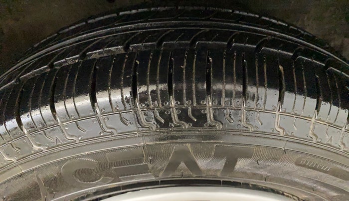 2014 Maruti Swift VXI, Petrol, Manual, 28,038 km, Right Front Tyre Tread