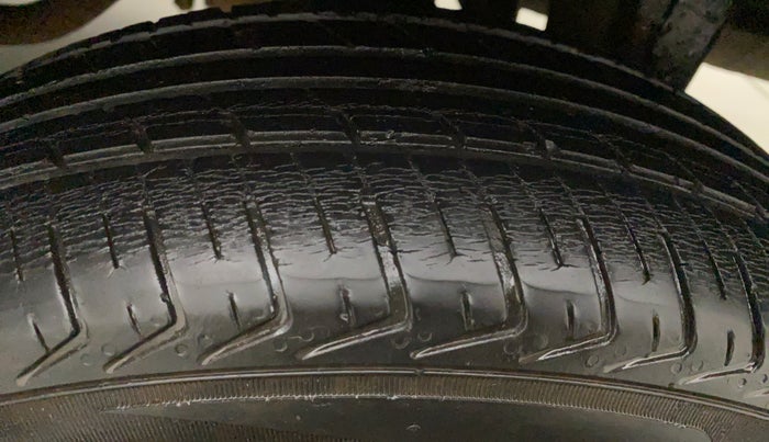 2012 Maruti Eeco 7 STR, CNG, Manual, 73,026 km, Right Front Tyre Tread