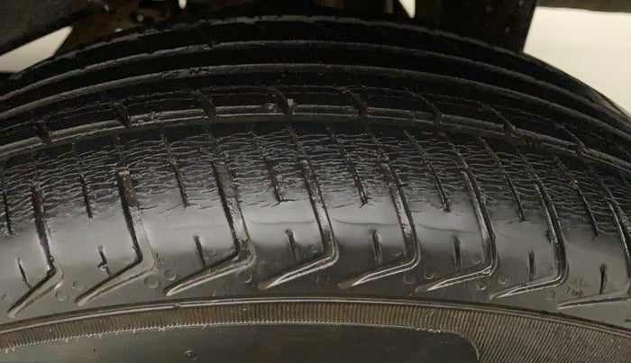 2012 Maruti Eeco 7 STR, CNG, Manual, 73,026 km, Left Front Tyre Tread