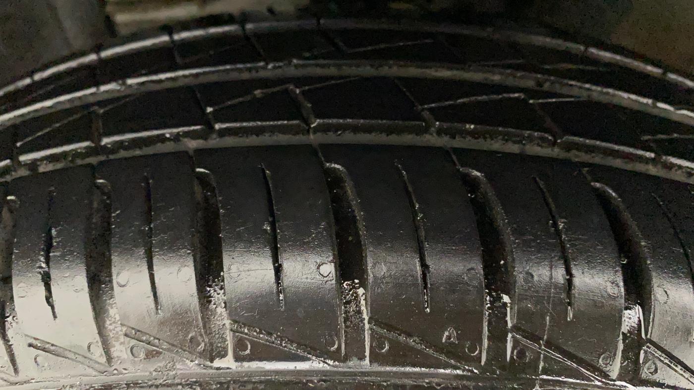 2022 Renault Kwid RXT 1.0, Petrol, Manual, 5,566 km, Left Front Tyre Tread