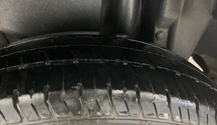 2013 Maruti Swift Dzire VXI, Petrol, Manual, 1,17,737 km, Left Rear Tyre Tread