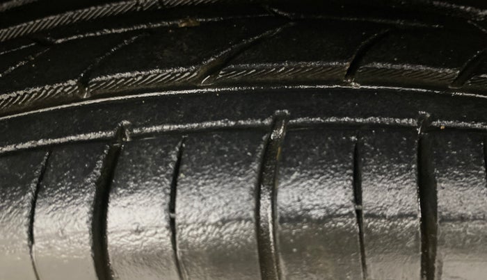 2016 Hyundai Eon ERA +, Petrol, Manual, 1,08,042 km, Left Front Tyre Tread