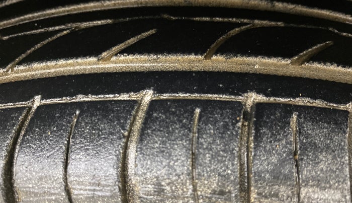 2016 Hyundai Eon ERA +, Petrol, Manual, 1,08,042 km, Left Rear Tyre Tread