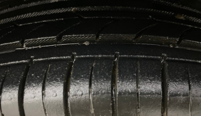 2016 Hyundai Eon ERA +, Petrol, Manual, 1,08,042 km, Right Front Tyre Tread