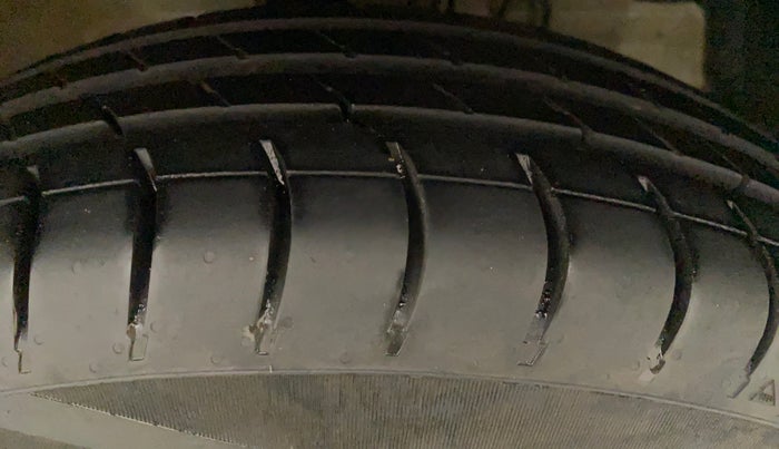 2016 Maruti Swift VXI O, Petrol, Manual, 36,251 km, Right Front Tyre Tread