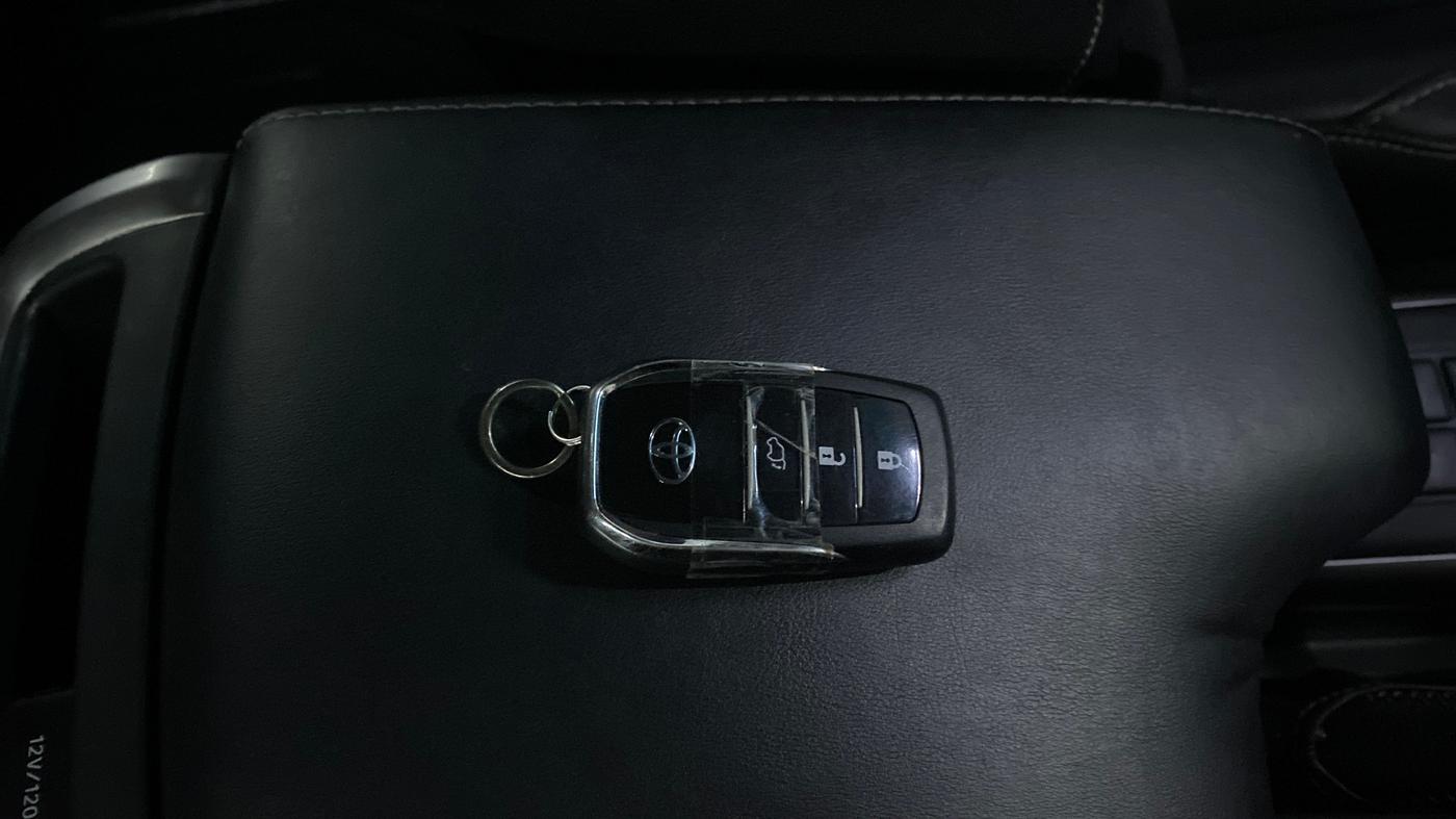 2024 Toyota Fortuner 4X2 MT 2.8 DIESEL, Diesel, Manual, 60,847 km, Key Close Up