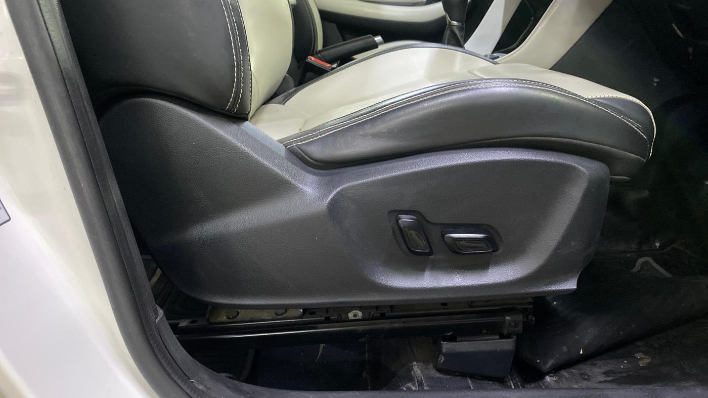 2021 MG ASTOR SHARP 1.5 MT, Petrol, Manual, 55,440 km, Driver Side Adjustment Panel