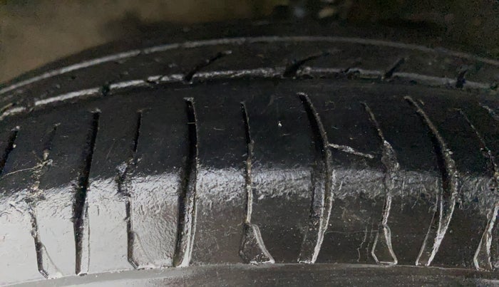 2014 Maruti Wagon R 1.0 LXI CNG, CNG, Manual, 90,813 km, Left Front Tyre Tread