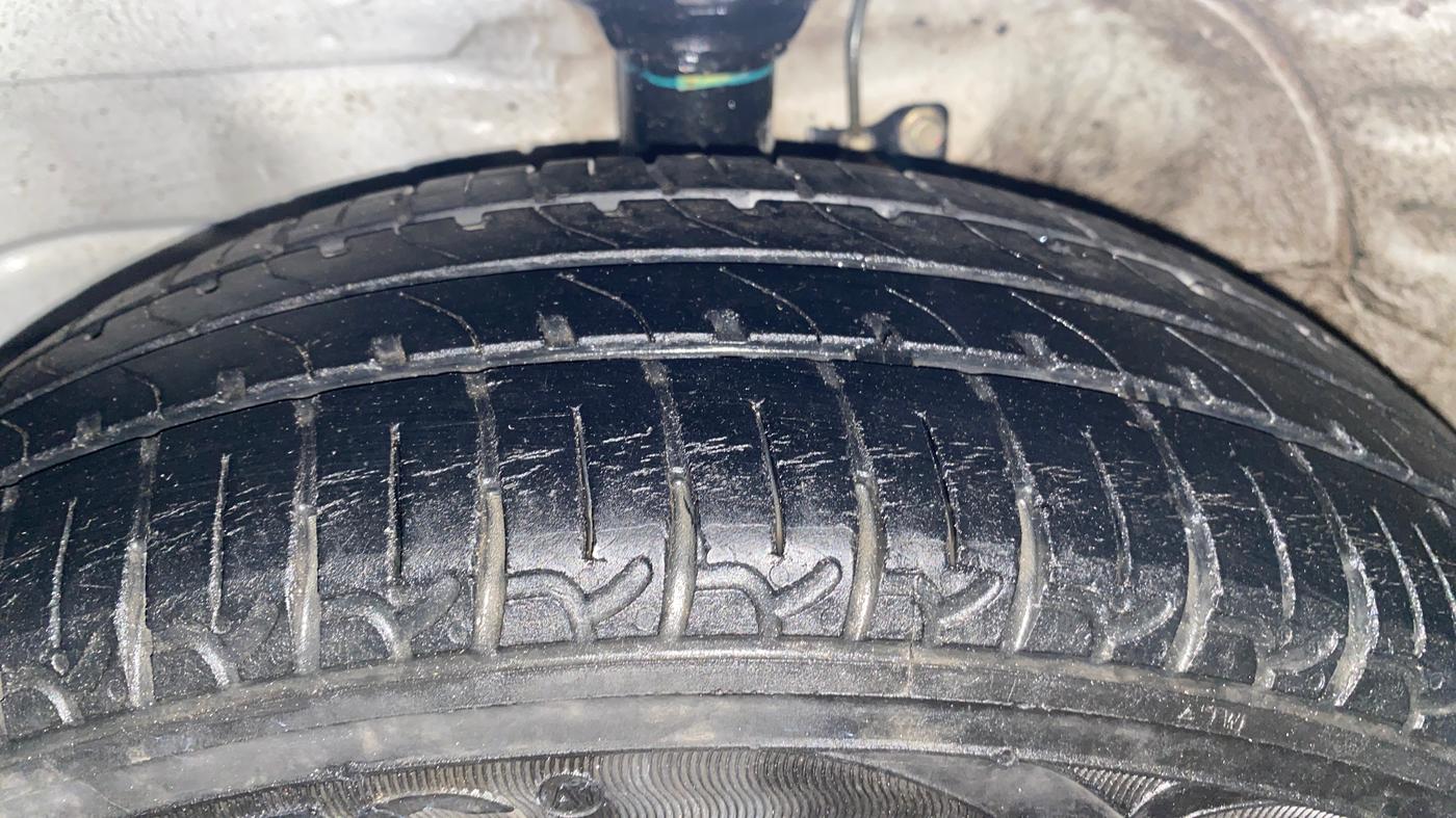 2014 Maruti Wagon R 1.0 VXI, Petrol, Manual, 70,654 km, Left Front Tyre Tread