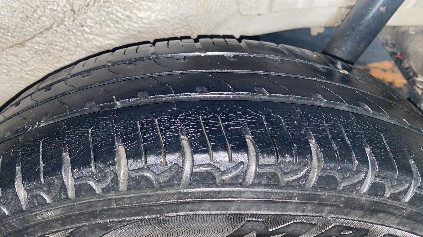 2014 Maruti Wagon R 1.0 VXI, Petrol, Manual, 70,654 km, Left Rear Tyre Tread