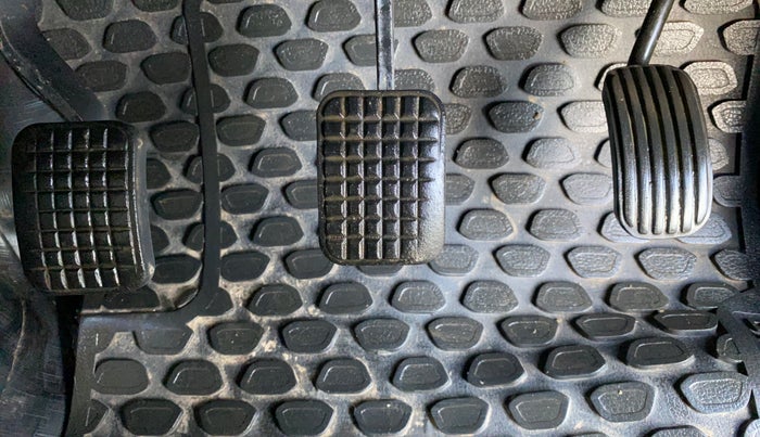 2017 Tata Hexa XE 4X2 7 STR, Diesel, Manual, 1,60,365 km, Pedals