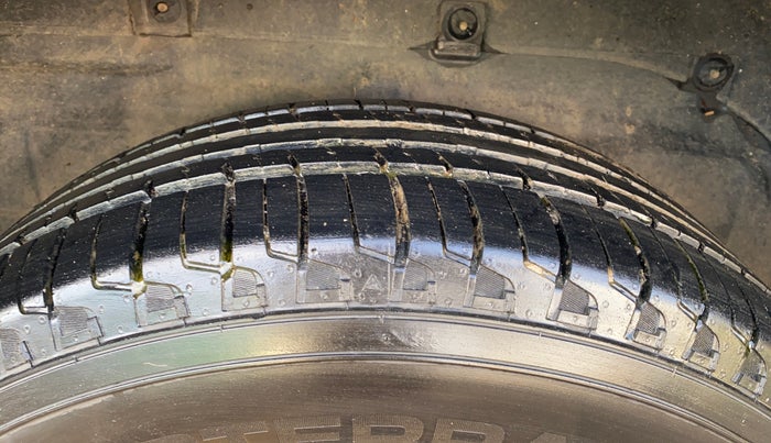 2017 Tata Hexa XE 4X2 7 STR, Diesel, Manual, 1,60,365 km, Right Rear Tyre Tread