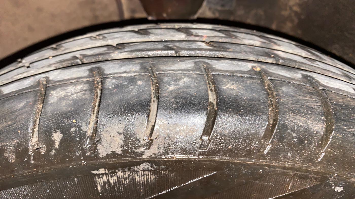 2013 Hyundai i10 MAGNA 1.2, Petrol, Manual, 1,05,360 km, Left Front Tyre Tread
