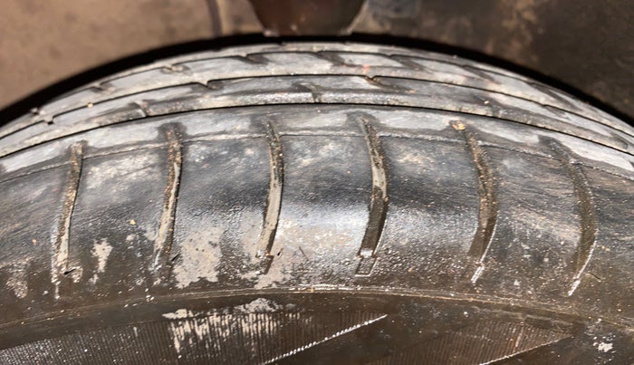 2013 Hyundai i10 MAGNA 1.2, Petrol, Manual, 1,05,343 km, Left Front Tyre Tread