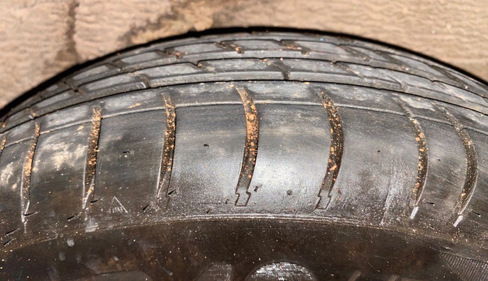 2013 Hyundai i10 MAGNA 1.2, Petrol, Manual, 1,05,343 km, Left Rear Tyre Tread