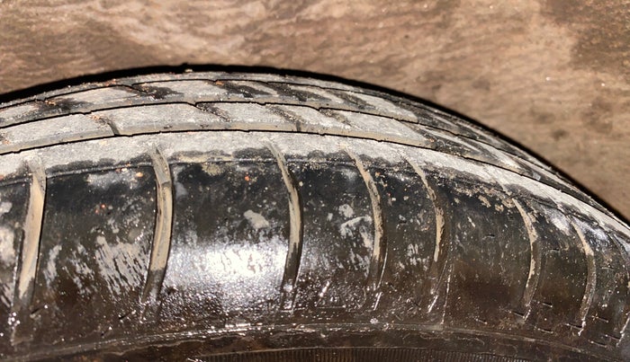 2013 Hyundai i10 MAGNA 1.2, Petrol, Manual, 1,05,343 km, Right Rear Tyre Tread