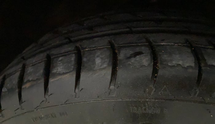 2013 Hyundai i10 MAGNA 1.2, Petrol, Manual, 1,05,343 km, Right Front Tyre Tread