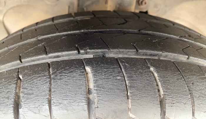 2013 Ford Figo ZXI 1.2 PETROL, Petrol, Manual, 55,807 km, Left Front Tyre Tread