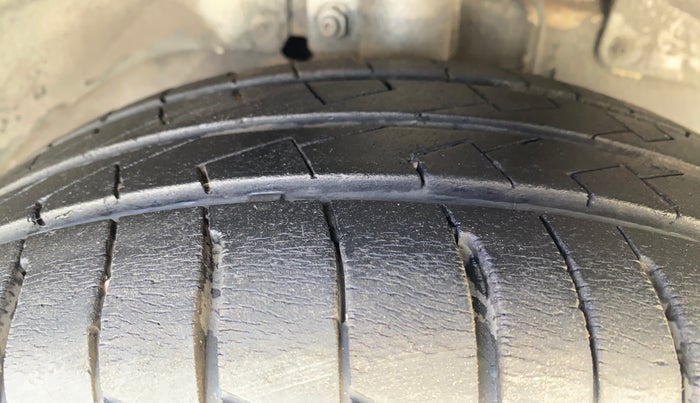 2013 Ford Figo ZXI 1.2 PETROL, Petrol, Manual, 55,807 km, Right Front Tyre Tread